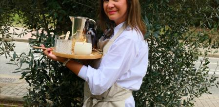 Valeria Méndez, con los recipientes.