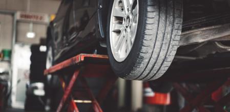 Coche en el elevador de un taller