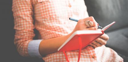 Poner los propósitos por escrito ayuda a reforzar el compromiso para cumplirlos.