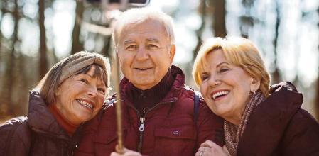 Los estudios sobre los hábitos de los consumidores sénior desmontan los estereotipos edadistas sobres ese grupo de población: son solventes, se cuidan, son digitales, viajan...