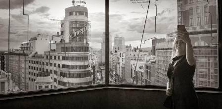 Carmenchu Alemán retrata a un joven muchacha durante el confinamiento haciéndos un selfie
