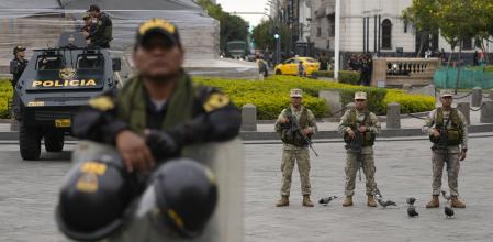 Soldados y policías en la Plaza San Martín en Lima, Perú, 2022.&nbsp;