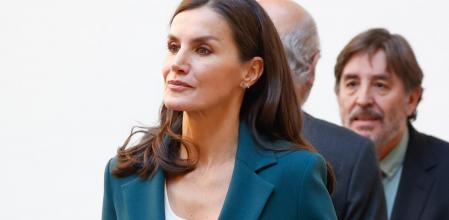 Letizia con un traje verde botella en Granada