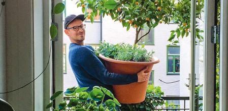 Anders Røyneberg en el balcón de su pequeño apartamento de Oslo