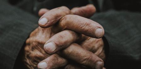 La decisión de que un familiar pase a vivir en una residencia puede ocasionar tensiones en el núcleo familiar.