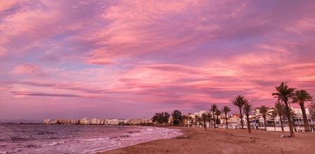 Cielo rosado con nubes lenticulares al amanecer en Roses.