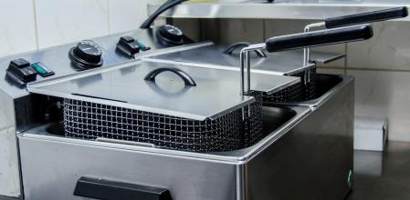 Para proceder a la limpieza de la freidora, esta debe estar desenchufada y con el aceite ya frío.