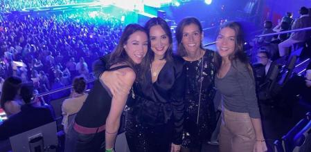 Tamara Falcó y Ana Boyer junto a unas amigas en el concierto de Aitana