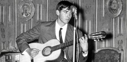 Joan Manuel Serrat en su primer concierto en el centre cultural Avenç de Esplugues de Llobregat