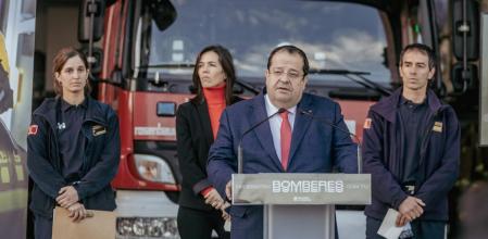 El conseller Elena durante la presentación de las medidas para la feminización del cuerpo de Bombers en el parque de bomberos de Santa Coloma de Gramenet