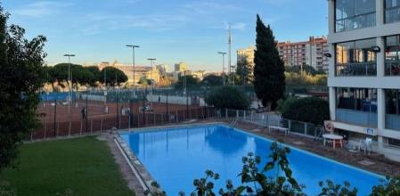 Pistas de tenis, al fondo, del Club Esportiu Laietà.