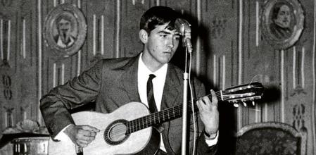Joan Manuel Serrat en el primer concierto de su carrera, en el centro cultural Avenç de Esplugues de Llobregat