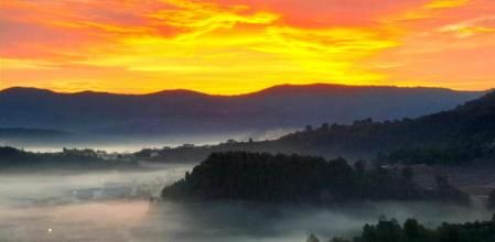 Vista del amanecer de dos capas en Cardona.