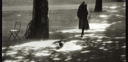 En sus fotos de mujeres de espaldas, como ‘Suzanne aux Tuileries’ , retrata una feminidad que huye del tono erótico