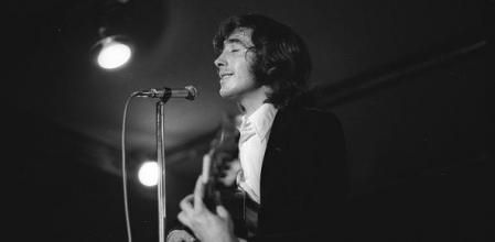 August, 1972. Playa de Aro, Girona (Spain). Singer Joan Manuel Serrat in concert.  (Photo by Quim Llenas/Cover/Getty Images