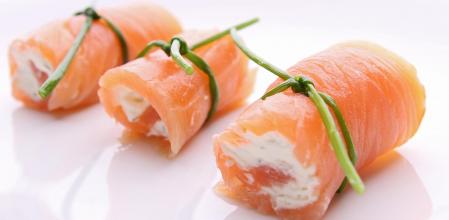 Rollitos de salmón rellenos de queso