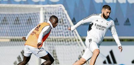 MADRID , 27/12/2022.- Los jugadores franceses del Real Madrid Ferland Mendy (i) y Karim Benzema durante el entrenamiento del equipo este martes en la Ciudad Deportiva de Valdebebas. EFE/Realmadrid.com SOLO USO EDITORIAL/SOLO DISPONIBLE PARA ILUSTRAR LA NOTICIA QUE ACOMPAÑA (CRÉDITO OBLIGATORIO)