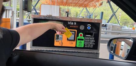 Un conductor paga el peaje de Vallcarca de Sitges en la autopista C-32&nbsp;&nbsp;