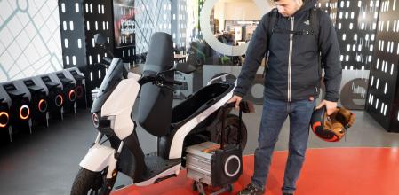 Prueba de un cambio de batería de la moto Silence en la sede ubicada en Barcelona
