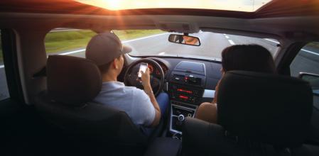 Treinta y dos de cada cien accidentes con víctimas mortales registrados en 2021 los provocan las distracciones