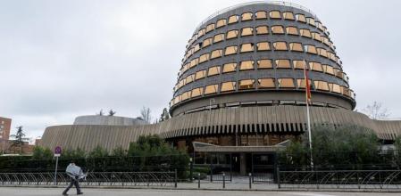 Un operario lleva un sillón de oficina nuevo al Tribunal Constitucional, a 29 de diciembre de 2022
