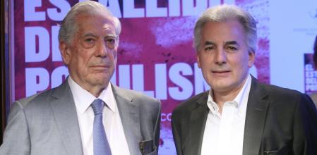 Mario Vargas Llosa y su hijo mayor, Álvaro