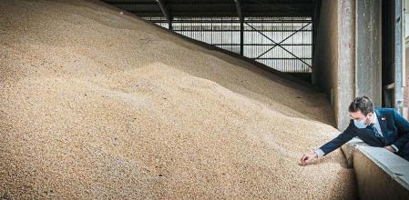 25032022 El presidente Pere Aragonés visita el puerto de Tarragona y la zona de llegada de cereales también visita la sede social del puerto y la zona de control de 20.000 toneladas de maíz almacenadas procedente de Ucrania.