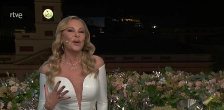 Ana Obregón brilla de blanco en las Campanadas 2022