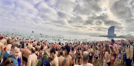Primer baño del año 2023 en la playa de Sant Sebastià.