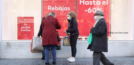 Un escaparate con ofertas en Madrid, en las rebajas del año pasado