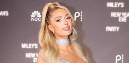 Paris Hilton con su vestido metalizado en oro rosa