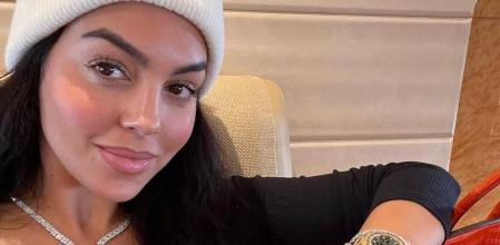 Georgina Rodríguez con el collar de diamantes y un gorro en el avión