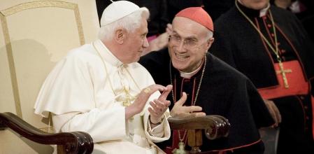 El entonces cardenal secretario de Estado del Vaticano, Tarcisio Bertone, junto al papa Benedicto XVI en el 2007