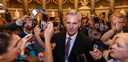 Kevin McCarthy habla con la prensa al dirigirse a la sesión n la que intentará ser elegido presidente de la Cámara de Representantes