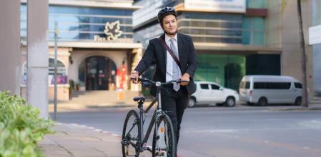 El Reglamento General de Circulación prohíbe la circulación de vehículos por las aceras, pero contempla excepciones