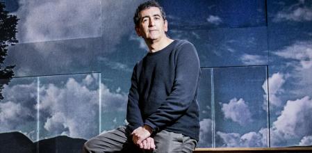 EL dramaturgo Juan Mayorga en el escenario del teatro Akadèmia de Barcelona, donde se representa 'Himmelweg. Camino del cielo'