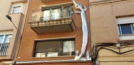 Tapando los cables con una escultura con forma de lagartija.