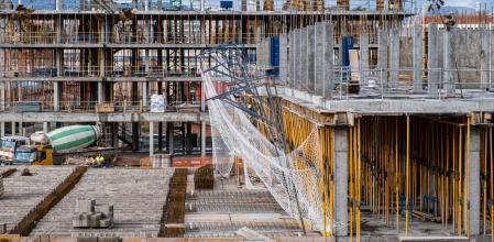 Varios bloques en construcción