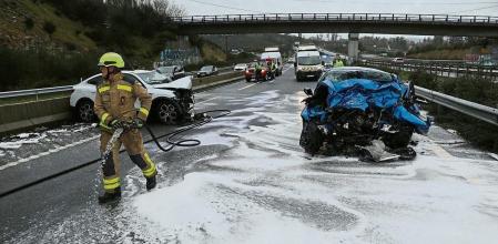 SALVATERRA DE MIÑO(PONTEVEDRA), 07/01/2023.-Un conductor ha fallecido este sábado tras recibir el coche en el que viajaba con su mujer y su hija el impacto frontal de otro vehículo que se saltó la mediana en la autovía A-52, a la altura de Salvaterra de Miño (Pontevedra). Según informaron los servicios de emergencias del 112 Galicia, el suceso ocurrió minutos antes de las 10:30 horas en el kilómetro 290 de la autovía das Rías Baixas, en la parroquia de Lira. Uno de los vehículos implicados, conducido por un único ocupante, que circulaba en sentido Vigo sufrió una salida de vía y por causas que se desconocen el coche acabó saltándose la mediana e impactó frontalmente contra otro vehículo que circulaba en sentido Benavente y en el que viajaban un matrimonio y su hija pequeña.EFE/Sxenick