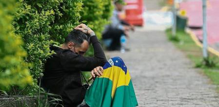 AME5127. SAO PAULO (BRASIL), 09/01/2023.- Un seguidor de expresidente Jair Bolsonaro sale de un campamento, hoy frente al Cuartel General del Ejército, en Sao Paulo (Brasil). Varios campamentos que reunían a radicales bolsonaristas frente a cuarteles del Ejército fueron desmantelados este lunes, entre ellos los de las principales ciudades del país, tras los ataques registrados el domingo a las sedes de los tres poderes, en un intento de golpe de Estado. EFE/Sebastiao Moreira