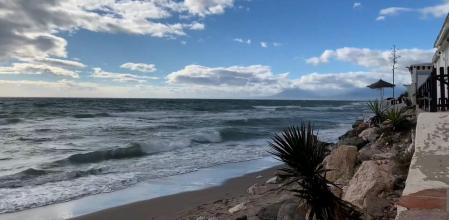 Hallado un cadáver sin cabeza ni manos en una playa de Marbella