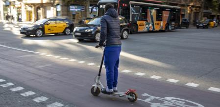 Imagen de archivo de un conductor de patinete eléctrico por l'Eixample