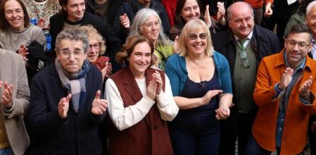 Ada Colau acompaña a la directora del Antic Teatre, Semolina Tomic, en el anuncio de la compra del teatro.