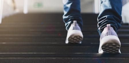 Subir escaleras de manera habitual reduce el riesgo de cáncer y de infarto