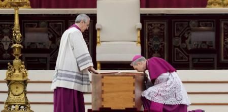 El secretario personal de Benedicto XVI besando su ataúd el pasado 5 de enero