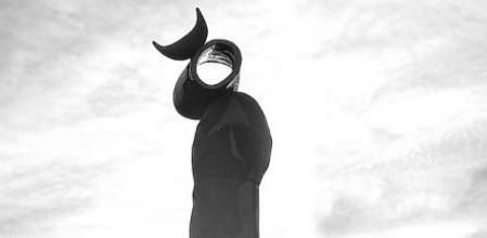 La escultura Mujer y pájaro (Dona i ocell).