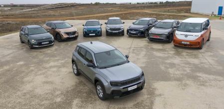 El Jeep Avenger -en primer término- ha ganado el premio al Coche del Año en Europa 2023, imponiéndose a los otros seis finalistas