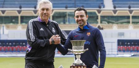 Ancelotti, acabando ya su carrera como técnico, y Xavi, empezándola, se fotografiaron con la Supercopa un día antes del clásico de este domingo. Ambos entrenadores mantienen una relación cordial