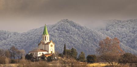 Santuario de Puig-agut con las montañas enharinadas de fondo.
