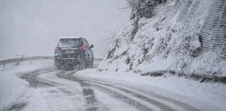 Conducir con nieve y hielo requiere precaución y adaptarse a las condiciones de la carretera&nbsp;